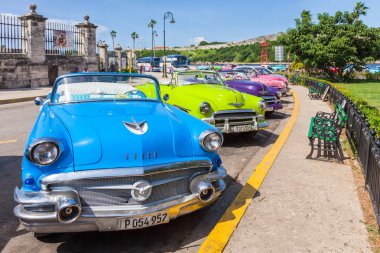 Küba, Havana. Eski klasik Amerikan arabaları, Taksi olarak kullanılan, popüler turistik yanında park. 