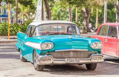Vintage, Klasik Amerikan araba Küba'da Eski Havana şehrin tarihi merkezinde park
