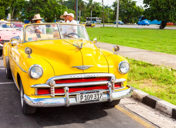 Havana, Küba-07 Ekim 2016. İkonik, sarı, vintage, eski Amerikan Chevrolet, turist için taksi olarak kullanılan, park edilmiş ve Eski Havana sokakta. 