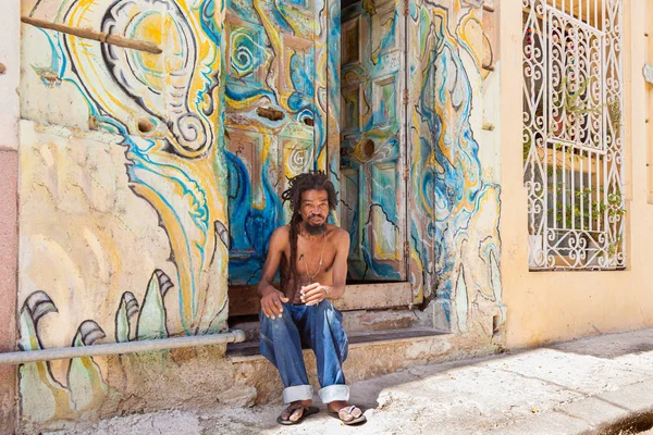 Havanna Kuba Oktober 2016 Kubansk Man Sitter Trappan Och Röker — Stockfoto
