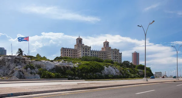 Havana, Küba-07 Ekim 2016. Hotel Nacional de Cuba, Havana'da Aralık 1930'da açılan İspanyol eklektik tarzı tarihi bir oteldir. Vedado semtinin deniz kenarında yer alan bu bölge, Malecon'dan bakıldığında Taganana Tepesi'nde yer almaktadır..