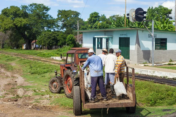 Trynidad Kuba Października 2016 Pracownicy Przewozie Dworcu Kolejowym Dla Pociągu — Zdjęcie stockowe