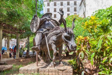 Havana, Küba-07 Ekim 2016. Eski Havana parkında eşek üzerinde karakter Sancho Panza, metalden yapılmış heykel. Sancho Panza, İspanyol yazar tarafından yazılan Don Kişot romanında yer alan kurgusal bir karakterdir..
