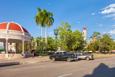 Cienfuegos, Küba-13 Ekim 2016. Sömürge dönemi binaları ile Cienfuegos güney sahil kasabasının tarihi merkezinde Parque Jose Marti denilen merkezi kare, park ve bahçe görünümü.