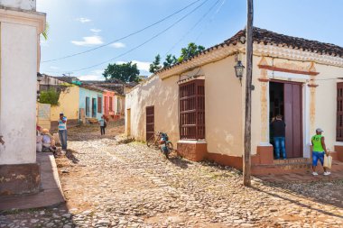 Trinidad, Küba-14 Ekim 2016. Trinidad şehir merkezinde renkli tarihi sömürge tarzı binalar ile Sokak, Orta Küba'da İspanyollar tarafından kurulan ilk Küba şehirlerinden biri.