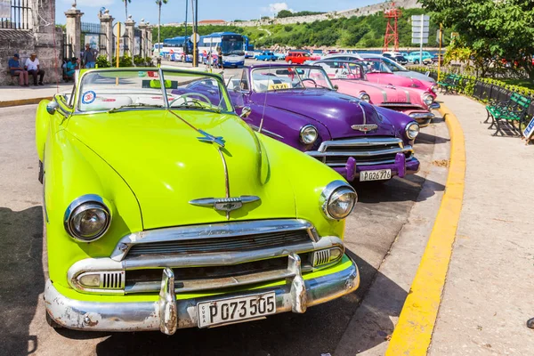 哈瓦那 2016年10月7日 五颜六色的老式美国汽车 用作出租车 停在哈瓦那市老区的热门旅游景点旁边 — 图库照片