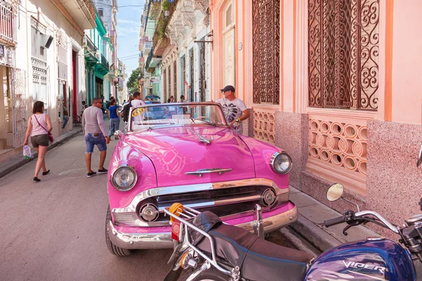 哈瓦那 2016年10月7日 典型的狭窄街道与旧的殖民建筑 旧式美国汽车和当地人的日常生活在2016年10月7日 在哈瓦那市老部分 — 图库照片