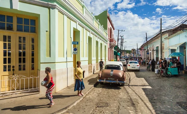 特立尼达 2016年10月14日 在古巴中部的特立尼达镇 人们欣赏到具有历史殖民风格的建筑和汽车的繁忙街道 当地人的日常生活 — 图库照片
