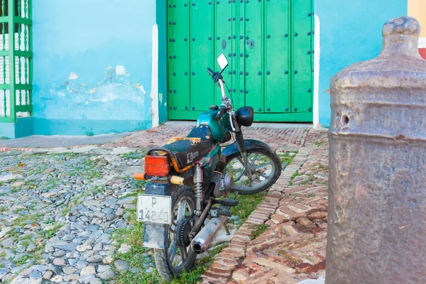 Trinidad Cuba Outubro 2016 Motociclismo Antigo Rua Centro Histórico Colonial — Fotografia de Stock