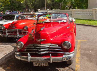 Havana, Küba-7 Ekim 2016. Klasik, eski tarz Amerikan kırmızı arabası, 7 Ekim 2016 'da Küba' da Havana City 'nin eski bir bölgesinde caddeye park edilmiş taksi olarak kullanıldı..