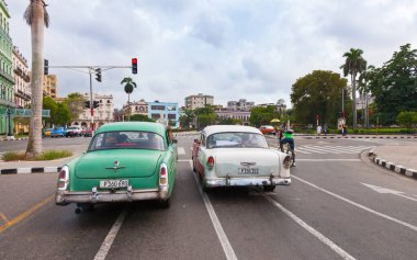 Havana, Küba-7 Ekim 2016. 7 Ekim 2016 'da Küba' da, Havana şehrinin eski bir bölgesinde eski tarz klasik Amerikan arabaları sokaklara döküldü..