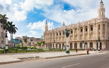 Havana, Küba-07 Ekim 2016. Havana City 'nin eski bölümündeki tarihi Büyük Tiyatro ve yerleşim tarzı binaların görüntüsü, Ekim 07 206' da Küba 'da.