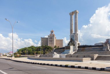 Havana, Küba-07 Ekim 2016. The Maine Anıtı 'nın Malecon' undan ve ünlü, tarihi, eklektik İspanyol oteli 