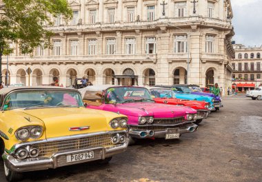 Havana, Küba-07 Ekim 2016. Klasik, eski, Amerikan arabaları Capitolio yakınlarında park halinde ve turistleri bekliyor, çünkü bugünlerde arabaların çoğu 7 Ekim 2016 'da Havana şehir merkezinin eski bir bölümünde Küba' da taksi olarak kullanılıyor..