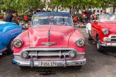 Havana, Küba-07 Ekim 2016. Klasik, eski tarz, klasik, Amerikan arabası, 7 Ekim 2016 'da Küba' da Havana City 'nin eski bölümünde sokağa park etmiş bir taksi olarak kullanıldı..