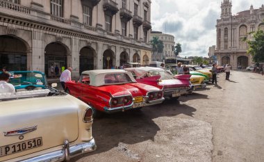 Havana, Küba-07 Ekim 2016. Klasik, eski tarz, klasik, Amerikan arabaları 7 Ekim 2016 'da Küba' nın başkenti Havana 'nın eski bölümünde ünlü turistik yerlerin yanına park edilmiş..