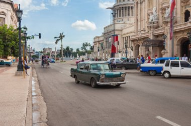 Havana, Küba-07 Ekim 2016. 7 Ekim 2016 'da Küba' nın Havana şehrinin eski bir bölgesindeki tarihi, ünlü Büyük Tiyatro 'nun yanındaki klasik, eski tarz, Amerikan arabaları ve insanlarla turistler arasında yaygın ve popülerdir..
