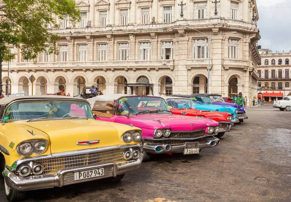 古巴哈瓦那 2016年10月7日 经典的 老式的 美国汽车停放在Capitolio附近等待游客的到来 因为大多数汽车在2016年10月7日在古巴哈瓦那市中心的旧址被用作出租车 — 图库照片