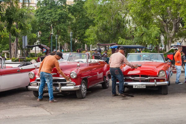 古巴哈瓦那 2016年10月7日 2016年10月7日 两名司机在古巴哈瓦那市旧城区为游客清洗和准备他们经典的老式美国汽车 — 图库照片