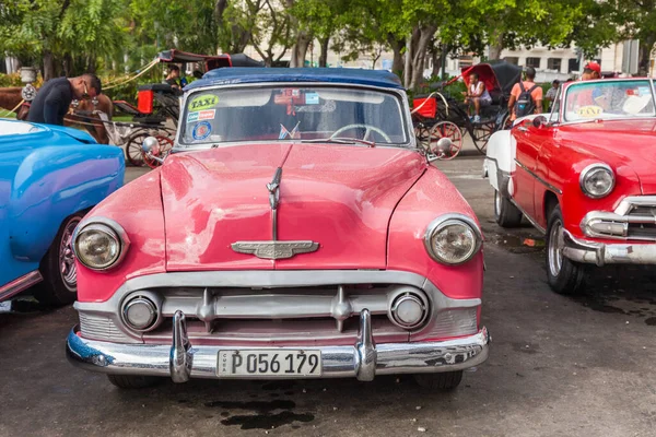 古巴哈瓦那 2016年10月7日 经典的 老式的 老式的 老式的美国汽车 2016年10月7日在古巴哈瓦那市旧城区的大街上用作出租车 — 图库照片
