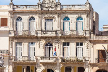 Havana, Küba-08 Ekim 2016. Eski, tarihi bir ev, Plaza Vieja 'da, XVII, XVIII, XIX ve 20. yüzyıldan kalma mimari yapı kompleksiyle çevrili..