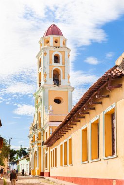 Trinidad, Küba-14 Ekim 2016. Ulusal Haydutlarla Mücadele Müzesi 14 Ekim 2016 'da Trinidad' da, Main Square 'in (Plaza Mayor) yanındaki tarihi binada ve günlük sokak yaşamında.
