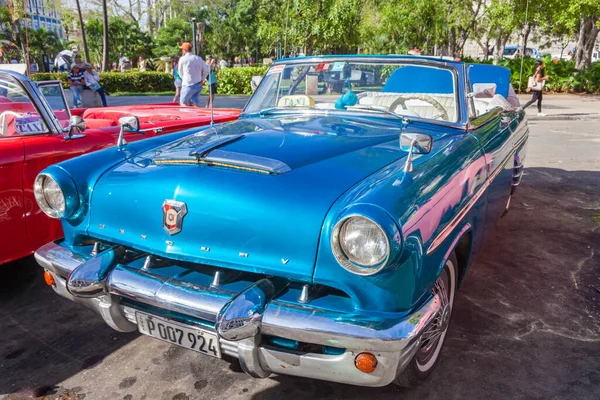 Havana, Küba-8 Ekim 2016. Mavi, klasik, Amerikan arabası, 8 Ekim 2016 'da Küba' nın Havana şehrinin eski bir bölgesinde turistler için çok popüler bir ulaşım aracı, park etmiş ve yolcu bekliyor..