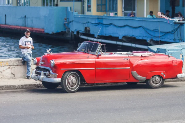 Havana Kuba Říjen09 2016 Taxikář Čeká Cestující Vedle Svého Klasického — Stock fotografie