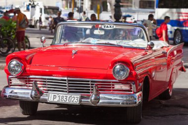 Havana, Küba-8 Ekim 2016. Kırmızı, eski tarz, klasik araba, Amerikan Fairlane Havana City 'nin eski bir bölgesinde, 8 Ekim 2016' da Küba 'da park etmiş bir taksi olarak kullanıldı..