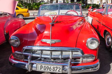 Havana, Küba-8 Ekim 2016. Eski tarz, klasik, kırmızı, Amerikan Chevroleti Havana City 'nin eski bölümlerinde, 8 Ekim 2016' da Küba 'da park etmiş bir taksi olarak kullanıldı..