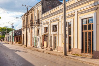 Cienfuegos, Küba-13 Ekim 2016. 13 Ekim 2016 tarihinde Küba 'nın güneyindeki tarihi Cienfuegos kentinde sömürge döneminden kalma binaları olan tipik bir kasaba caddesi..