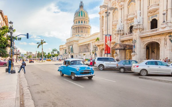 Havana, Küba-8 Ekim 2016. Klasik Amerikan taksi arabası 8 Ekim 2016 'da Havana City, Küba' da sokaktaki yolcularla dolup taşıyor..