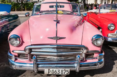 Havana, Küba-8 Ekim 2016. 8 Ekim 2016 'da Küba' nın Havana şehrinin eski bir bölgesinde turistler için çok popüler bir ulaşım aracı ve taksi olarak kullanılan açık bagajlı klasik Amerikan arabası..  