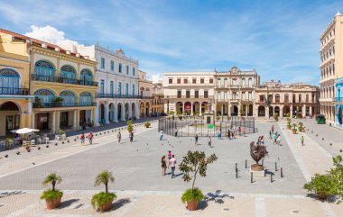 Havana, Küba-8 Ekim 2016. 8 Ekim 2016 'da De La Habana' nın eski bir bölgesinde sömürge binalarıyla çevrili Eski Meydan Plaza Vieja manzarası.