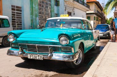 Havana, Küba-08 Ekim 2016. Klasik, klasik, Amerikan arabası 8 Ekim 2016 'da Küba' nın Havana şehrinin eski bir bölgesinde sokağa park edilmiş bir taksi olarak kullanılmış.. 
