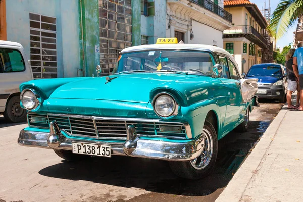 古巴哈瓦那 2016年10月8日 2016年10月8日 一辆老式经典的美国汽车作为出租车停在古巴哈瓦那市旧城区的大街上 — 图库照片