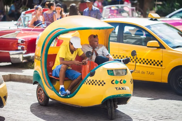 Havanna Kuba Október 2016 Klasszikus Taxi Coco Taxi Sofőrök Ülnek — Stock Fotó