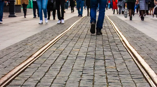 İnsanlar sonbahar yağmuru Demiryolu kaldırım taşları yaya trafiği