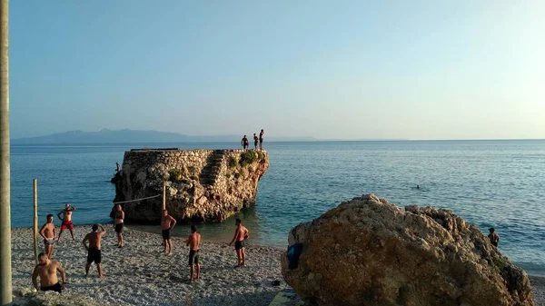 Ludzie Grają Siatkówkę Plaży — Zdjęcie stockowe