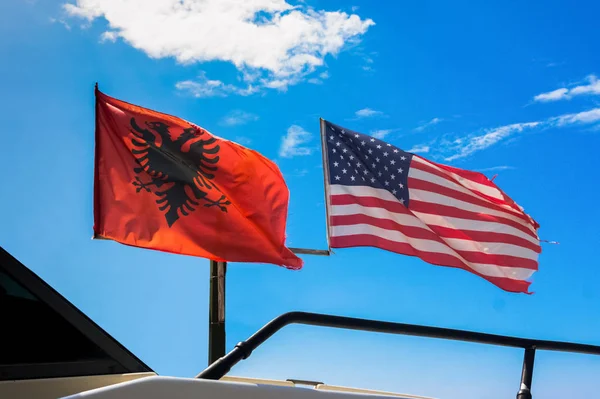 Amerikan bayrağı ile Arnavutluk bayrağı