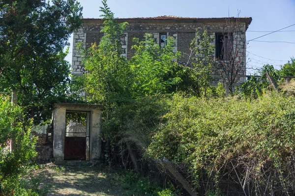 terk edilmiş taş eski ev çalılar ile büyümüş