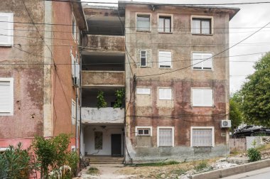 eski çok katlı bina. Ksamil, Arnavutluk