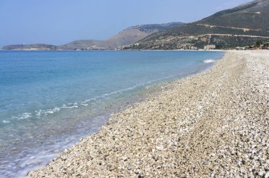 deniz kıyısı, çakıl taşları. Borsch Arnavutluk