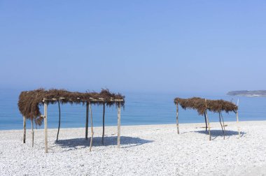 Sahilde saman gölgeliği. Borsh Arnavutluk