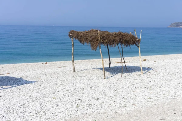 Sahilde saman gölgeliği. Borsh Arnavutluk