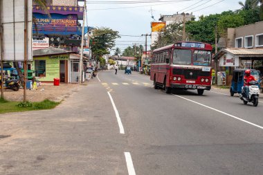 Galle, Sri Lanka'da sokakta çalışan yerel otobüs