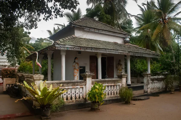 Madu nehri Balapitiya, Sri Lanka üzerinde adada tapınak