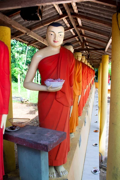 Estátuas Monges Uma Fileira Atrás Buda Dos Templos Budistas Sri — Fotografia de Stock
