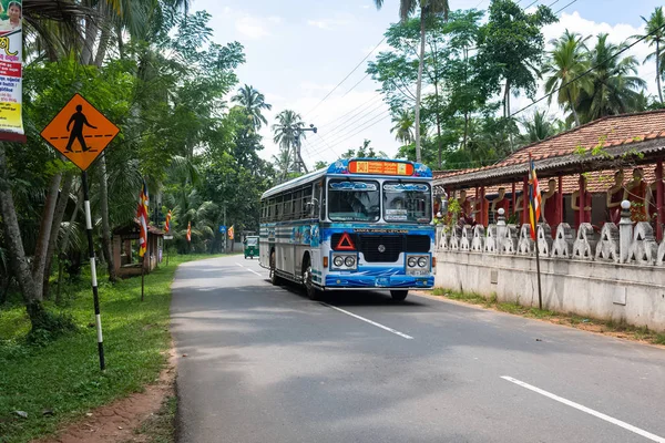 Galle, Sri Lanka'da sokakta çalışan yerel otobüs
