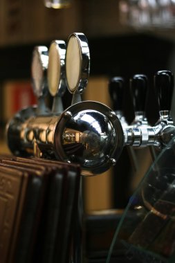 bar pub bira fincan cam fıçı bira. ale homebrewed odak bokeh